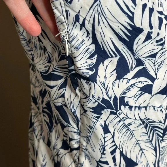 Lavena Sleeveless Sheath Dress  - Tropical Print - Picture 4 of 9
